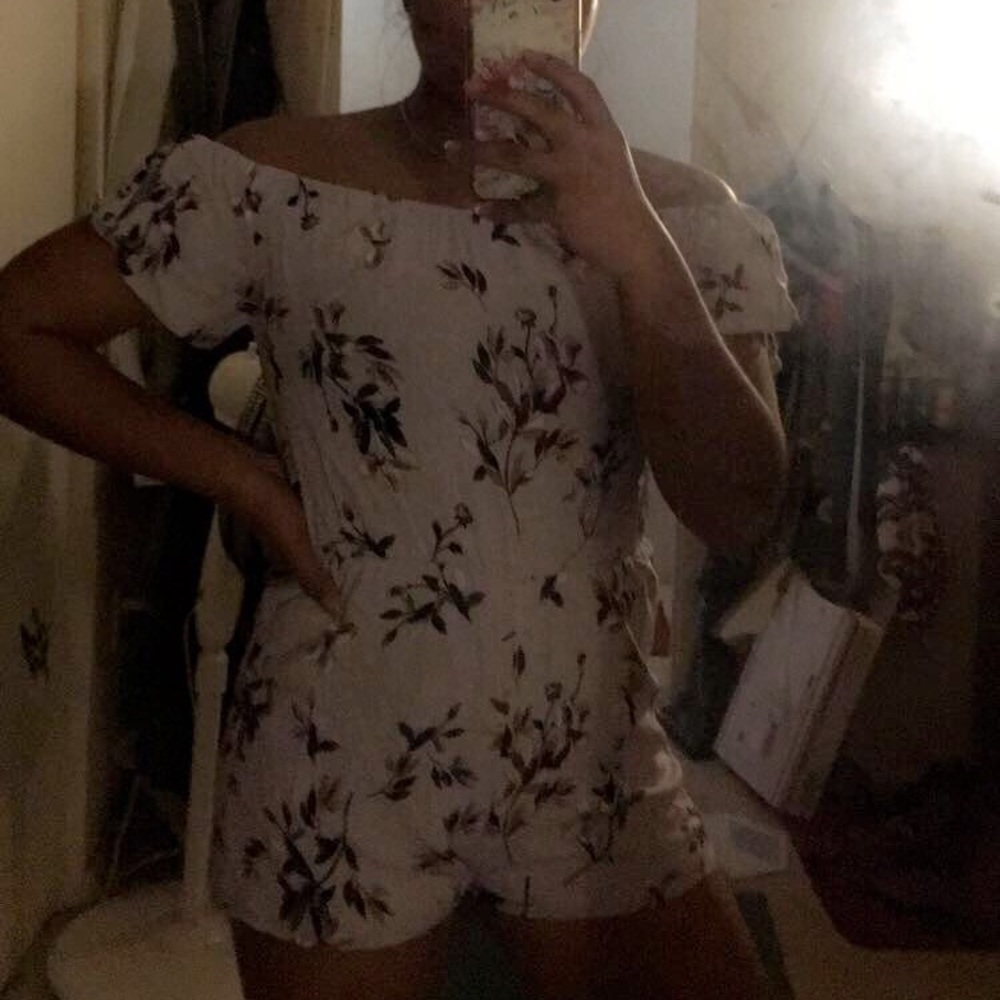 Kendall and Kylie floral romper 🌸
